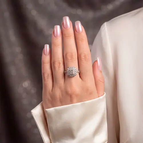 Anel Trabalhado de Ouro Branco com Diamantes Totalizando 1,20 Cts.