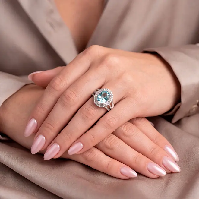 Anel de Ouro Branco com 100 Diamantes e Turmalina Paraíba de 3,84 Cts.