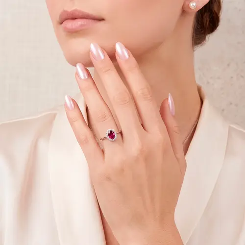 Anel de Ouro Branco com 16 Diamantes e Rubi de 1,06 Cts.