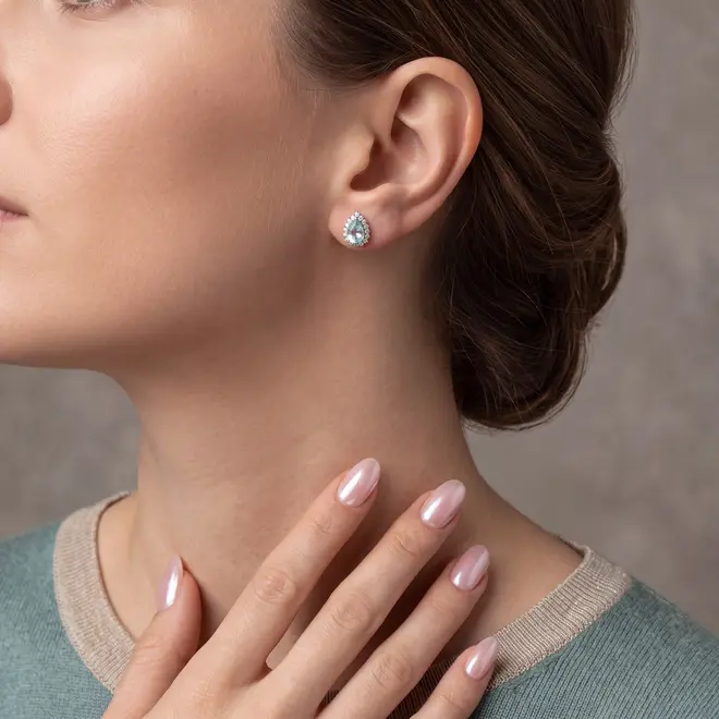 Par de Brincos Ouro Branco com 32 Diamantes e Turmalina Paraíba totalizando 1,33 Cts.