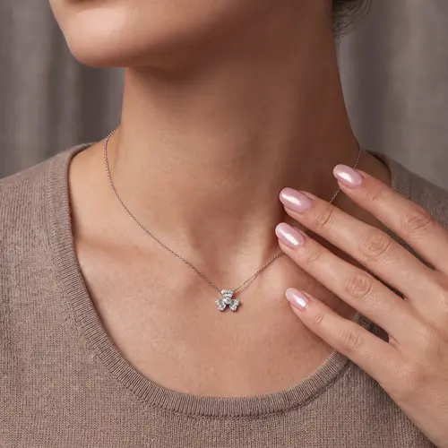 Pingente de Ouro Branco com Corrente, Diamantes Totalizando 54 Pts.