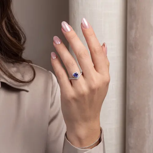 Anel de Coração Ouro Branco com 42 Diamantes e Tanzanita de 76 Pts
