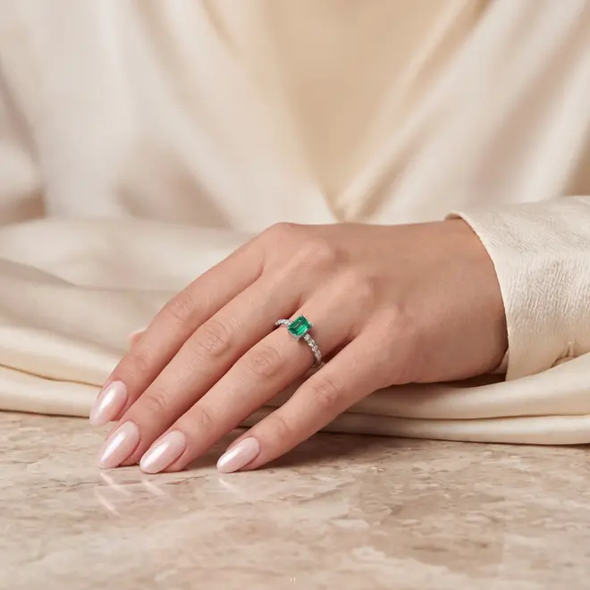 Anel de Ouro Branco com 30 pts em Diamantes e Esmeralda Colombiana de 1,98 ct