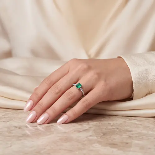 Anel de Ouro Branco com 30 pts em Diamantes e Esmeralda Colombiana de 1,98 ct