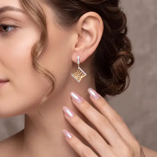 Par de Brincos Vazados de Ouro Amarelo com Diamantes totalizando 12 pts.