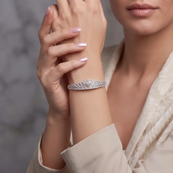 Bracelete Coração de Ouro Branco com Diamantes totalizando 5,96 Cts.