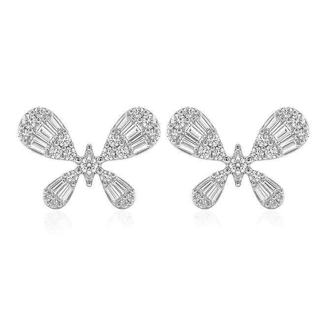 Par de Brincos Trabalhado de Ouro Branco com Diamantes totalizando 53 Pts.