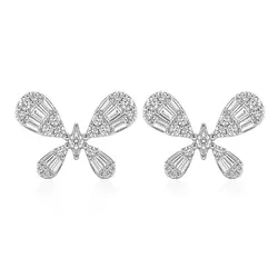 Par de Brincos Trabalhado de Ouro Branco com Diamantes totalizando 53 Pts.