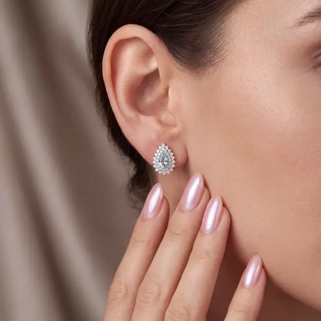 Par de Brincos Ouro Branco com 72 Diamantes e Turmalina Paraíba totalizando 1,46 Cts.