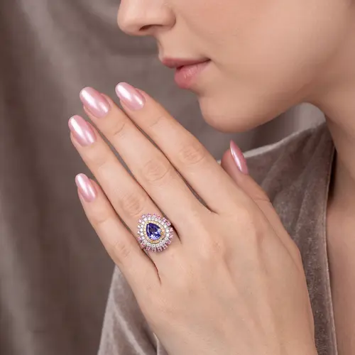 Anel de Ouro Branco com Diamantes, Safiras Rosas e Tanzanita Totalizando 1,90 Cts.