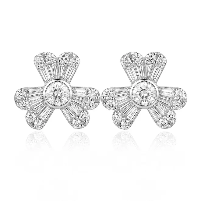 Par de Brincos Flor Trabalhado em Ouro Branco com Diamantes totalizando 92 Pts.