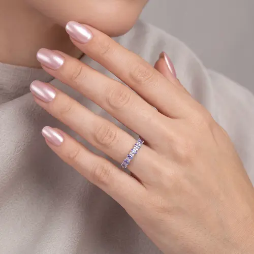 Meia Aliança de Ouro Branco com 10 Diamantes  e 6 Tanzanitas.