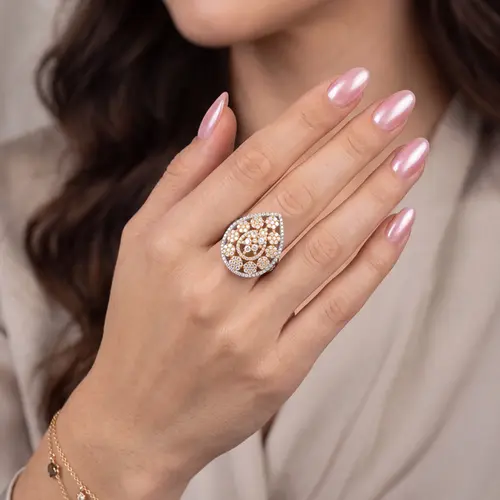 Anel Gota Trabalhado de Ouro Branco com Diamantes Totalizando 1,66 Cts.