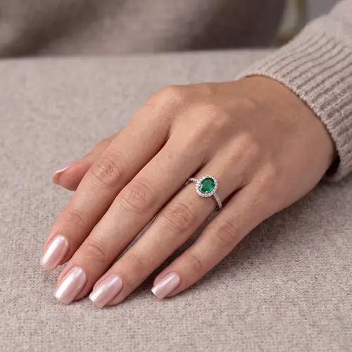 Anel de Ouro Branco com Diamantes e Esmeralda de 2,40 Cts.