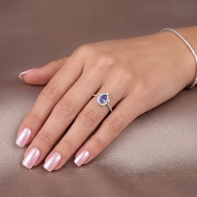 Anel de Ouro Branco com Diamantes e Tanzanita de 1,87 Cts.
