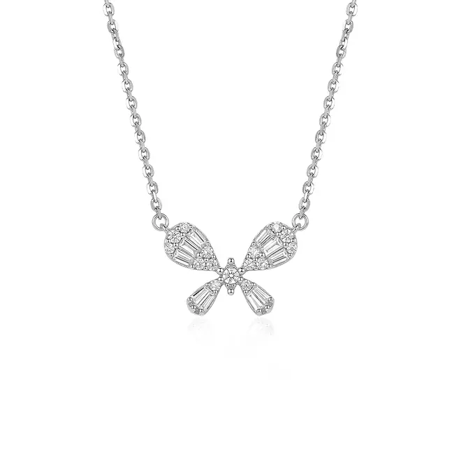 Pingente Borboleta de Ouro Branco com Corrente, Diamantes Totalizando 28 Pts.