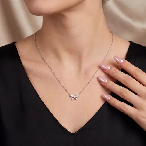 Pingente Borboleta de Ouro Branco com Corrente, Diamantes Totalizando 28 Pts.