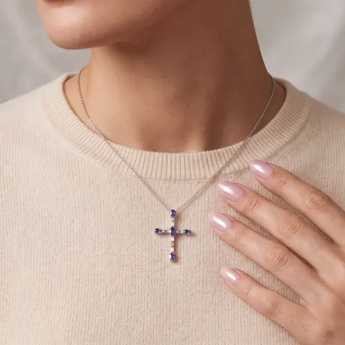 Pingente Cruz em Ouro Branco com Corrente, Diamante e Safiras.