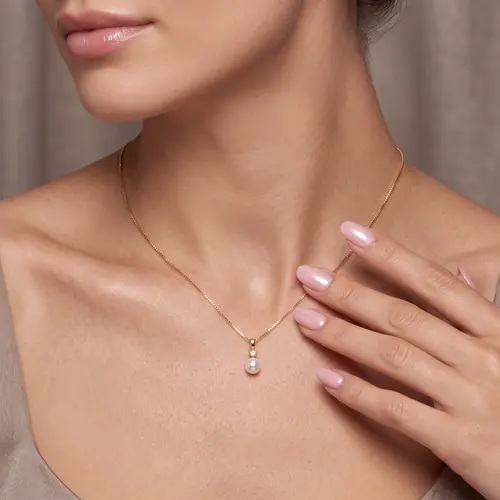Pingente de Ouro Amarelo com Corrente, Diamante e  Pérola.