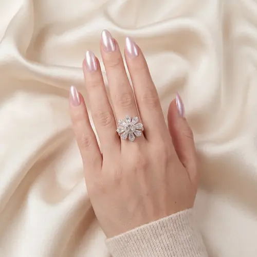 Anel Trabalhado de Ouro Branco com Diamantes totalizando 69 pts.
