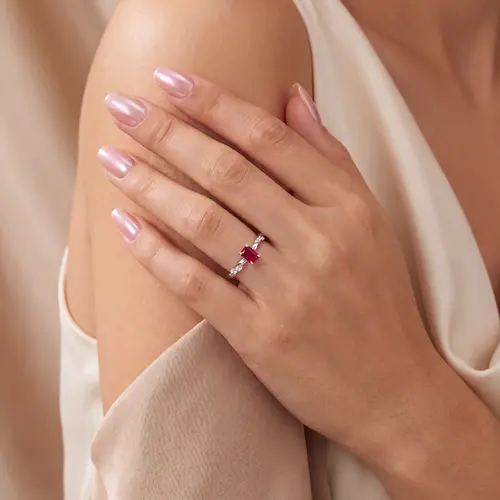 Anel de Ouro Branco com Diamantes e Rubi 82 Pts.