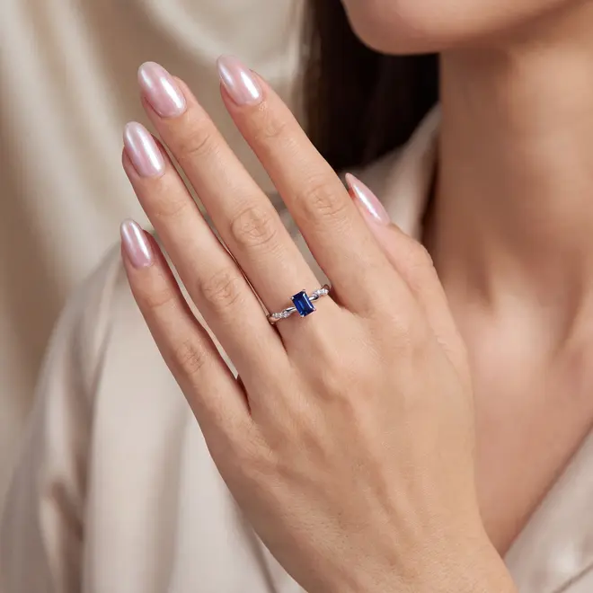 Anel de Ouro Branco com Diamantes e Safira 66 Pts.