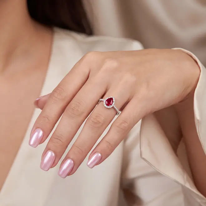 Anel de Ouro Branco com Diamantes e Rubi de 4,30 Cts. 125944