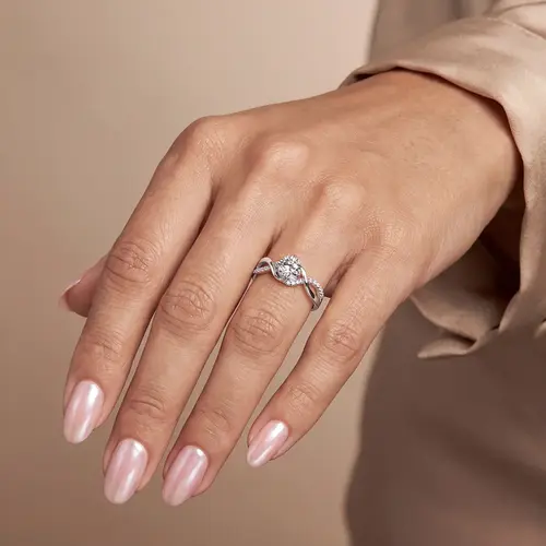 Anel Trabalhado de Ouro Branco com Diamante Central de 55 Pts. 126172