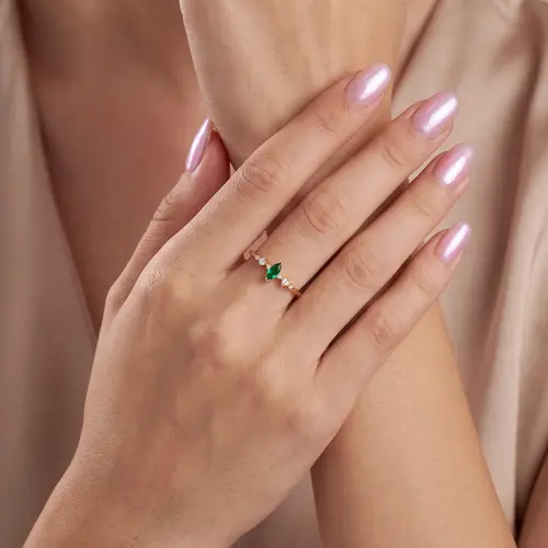 Anel Trabalhado de Ouro Amarelo com Diamantes e Esmeralda