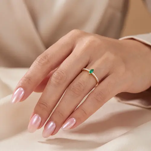 Anel Trabalhado de Ouro Amarelo com Diamantes e Esmeralda 126196