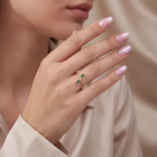 Anel Trabalhado de Ouro Amarelo com Diamantes e Esmeralda 126197