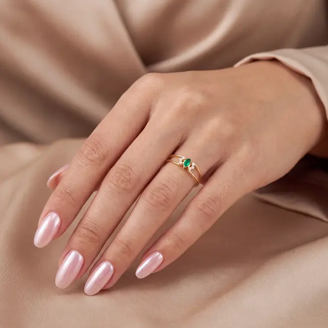 Anel Trabalhado de Ouro Amarelo com Diamantes e Esmeralda 126198