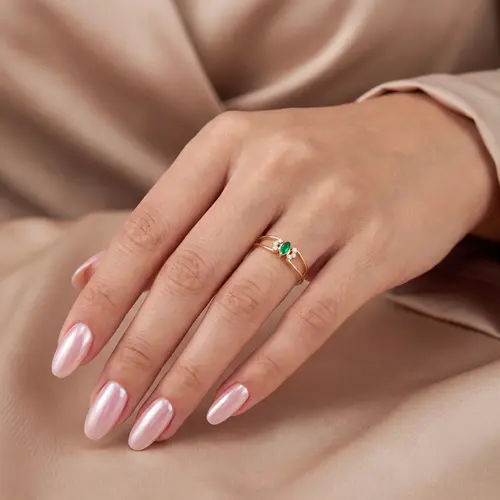 Anel Trabalhado de Ouro Amarelo com Diamantes e Esmeralda 126198