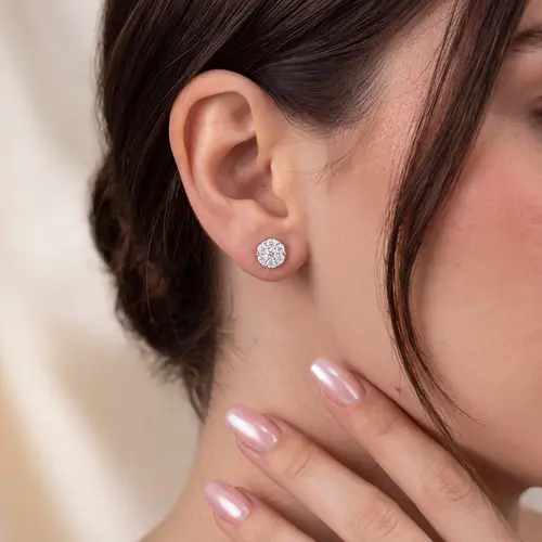 Par de Brincos Trabalhado  de Ouro Branco com Diamantes totalizando 1,0 Cts.