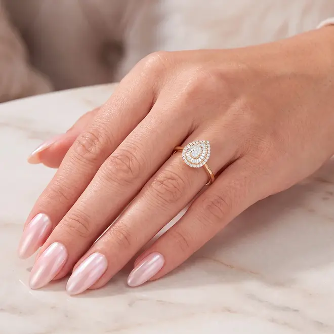 Anel Trabalhado de Ouro Amarelo com Diamantes Totalizando 80 Pts. 123687