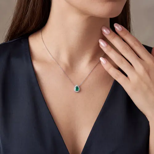 Pingente de Ouro Branco com Diamantes e Esmeralda Gota de 1,04 Cts.