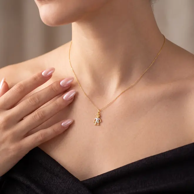 Pingente Menino com bola em Ouro Amarelo 18k com detalhe em ródio