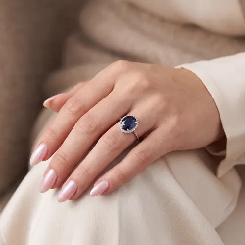 Anel de Ouro Branco com 26 Diamantes e Safira de 7,43 Cts.