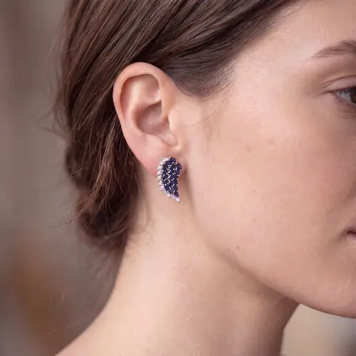 Par de Brincos Asa em Ouro Branco com Diamantes e Safiras totalizando 3,0 Cts.