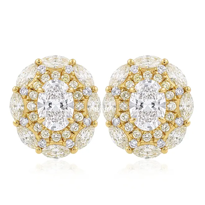 Par de Brincos Trabalhado de Ouro Amarelo com Diamantes totalizando 2,90 Cts.