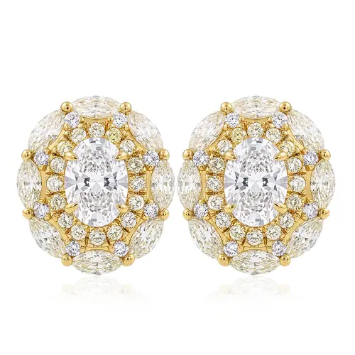 Par de Brincos Trabalhado de Ouro Amarelo com Diamantes totalizando 2,90 Cts.