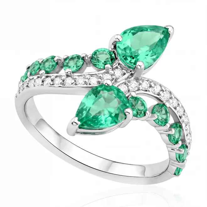 Anel de Ouro Branco com Diamantes e Esmeraldas Totalizando 1,9 Cts.