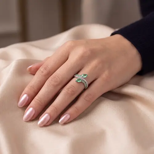 Anel de Ouro Branco com Diamantes e Esmeraldas Totalizando 1,9 Cts.