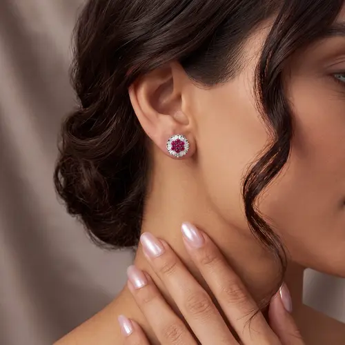 Par de Brincos de Ouro com 12 Diamantes e 14 Rubis