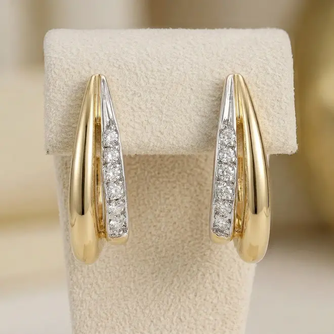 Par de Brincos Meia Argola de Ouro com 12 Diamantes