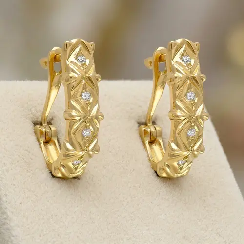 Par de Brincos Meia Argola de Ouro com 8 Diamantes